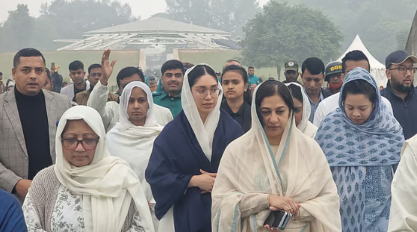 খালেদা জিয়ার কবর জিয়ারত করলেন নাতনি জাইমা সহ পরিবারের সদস্যরা