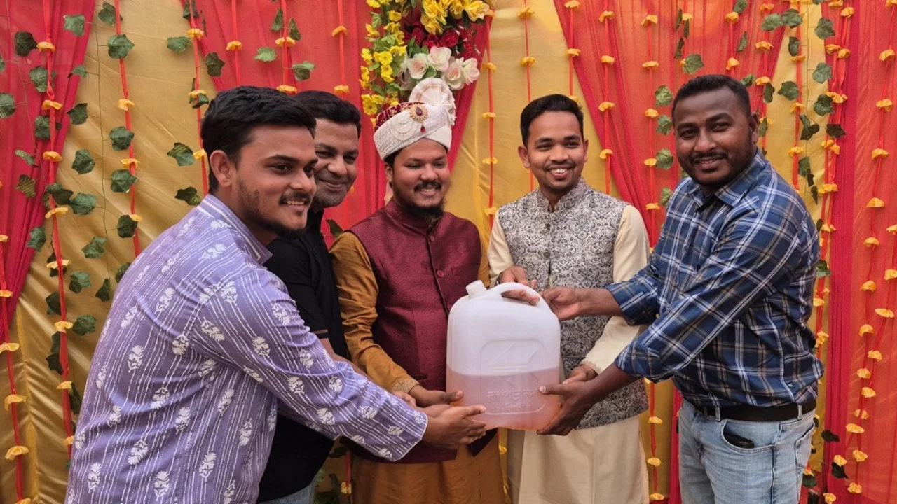 অকটেন উপহার ঠাকুরগাঁওয়ে বিয়েতে বরকে অকটেন উপহার