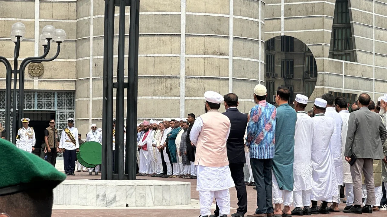 স্পিকারের স্ত্রীর জানাজা সম্পন্ন দক্ষিণ প্লাজায় মানুষের ঢল